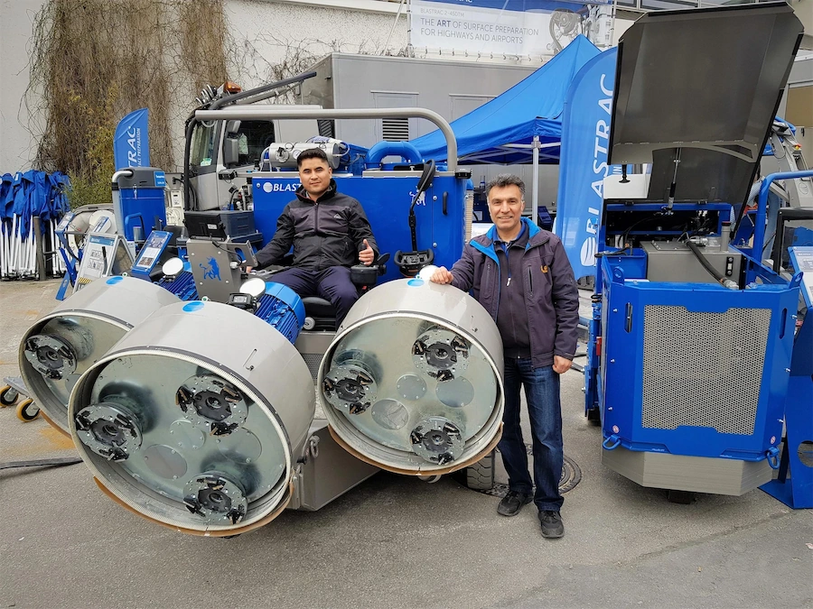 Schleifenmaschine von der Marke Blastrac und zwei Kollegen von der Firma Niazkar GmbH
