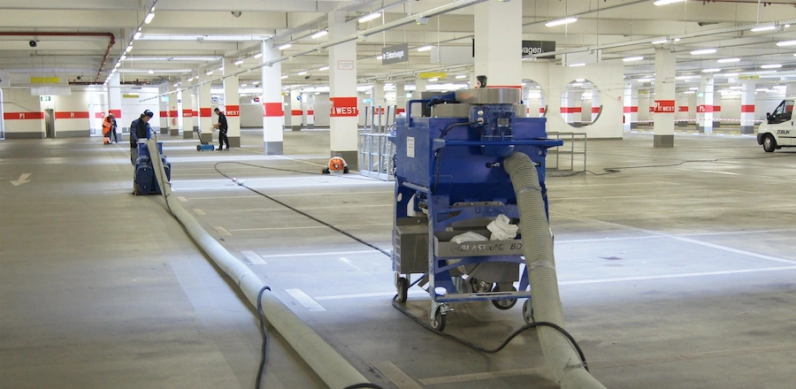 Betonfräsen wird im parkhaus durchgeführt.